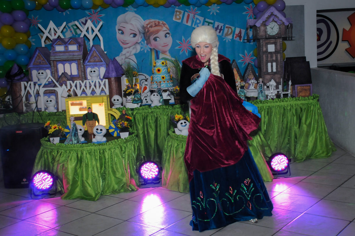 As criancas gostam muito do show no Buffet Fabrica da Alegria, Osaco, SP aniversario infantil, Natalia 4 anos, tema da festa Frozen