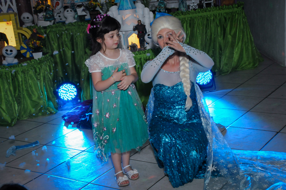 aniversariante canta com a elsa no show da frozen no Buffet Fabrica da Alegria, Osaco, SP aniversario infantil, Natalia 4 anos, tema da festa Frozen