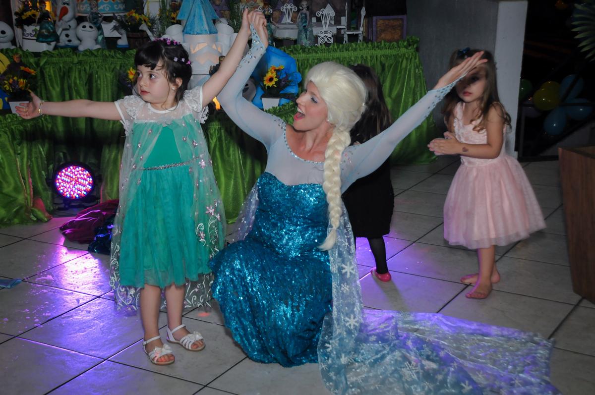 final do show da frozen no Buffet Fabrica da Alegria, Osaco, SP aniversario infantil, Natalia 4 anos, tema da festa Frozen