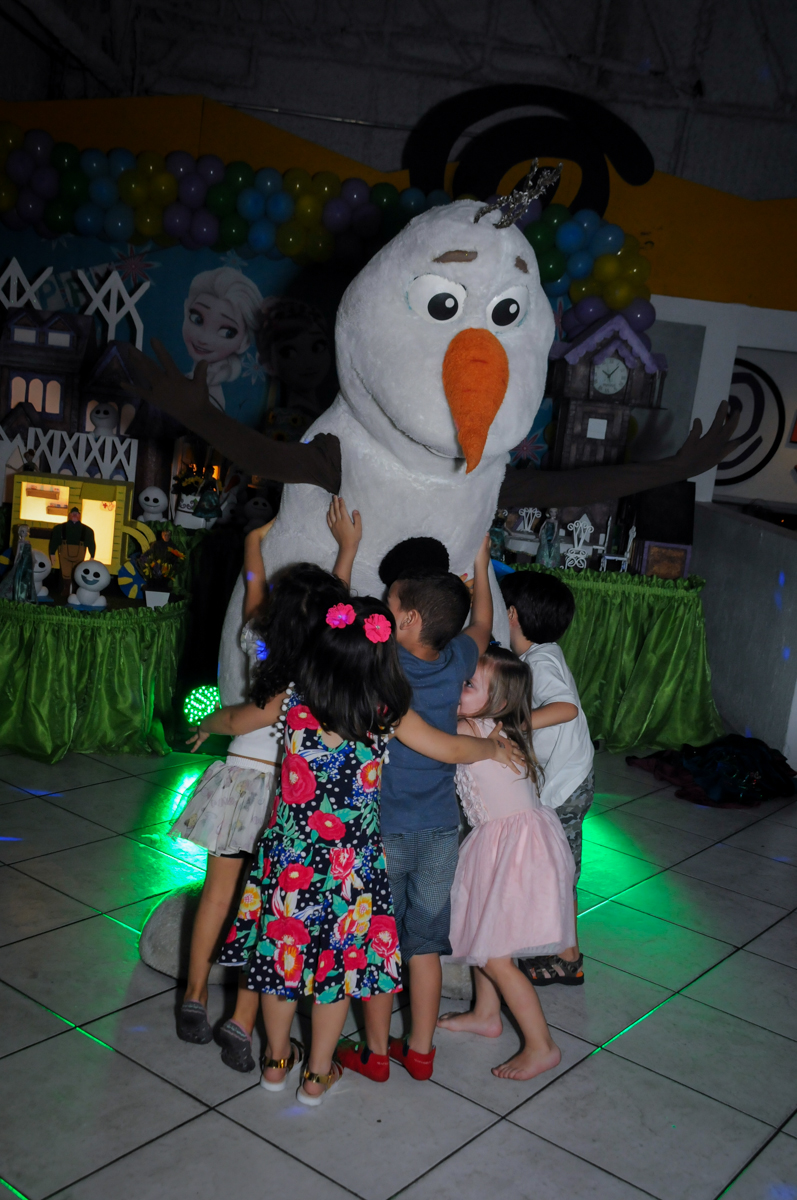 olavi recebe abraco quentinho das criancas no Buffet Fabrica da Alegria, Osaco, SP aniversario infantil, Natalia 4 anos, tema da festa Frozen