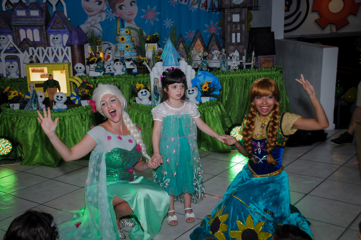 foto da aniversariante com a elsa e ana no Buffet Fabrica da Alegria, Osaco, SP aniversario infantil, Natalia 4 anos, tema da festa Frozen