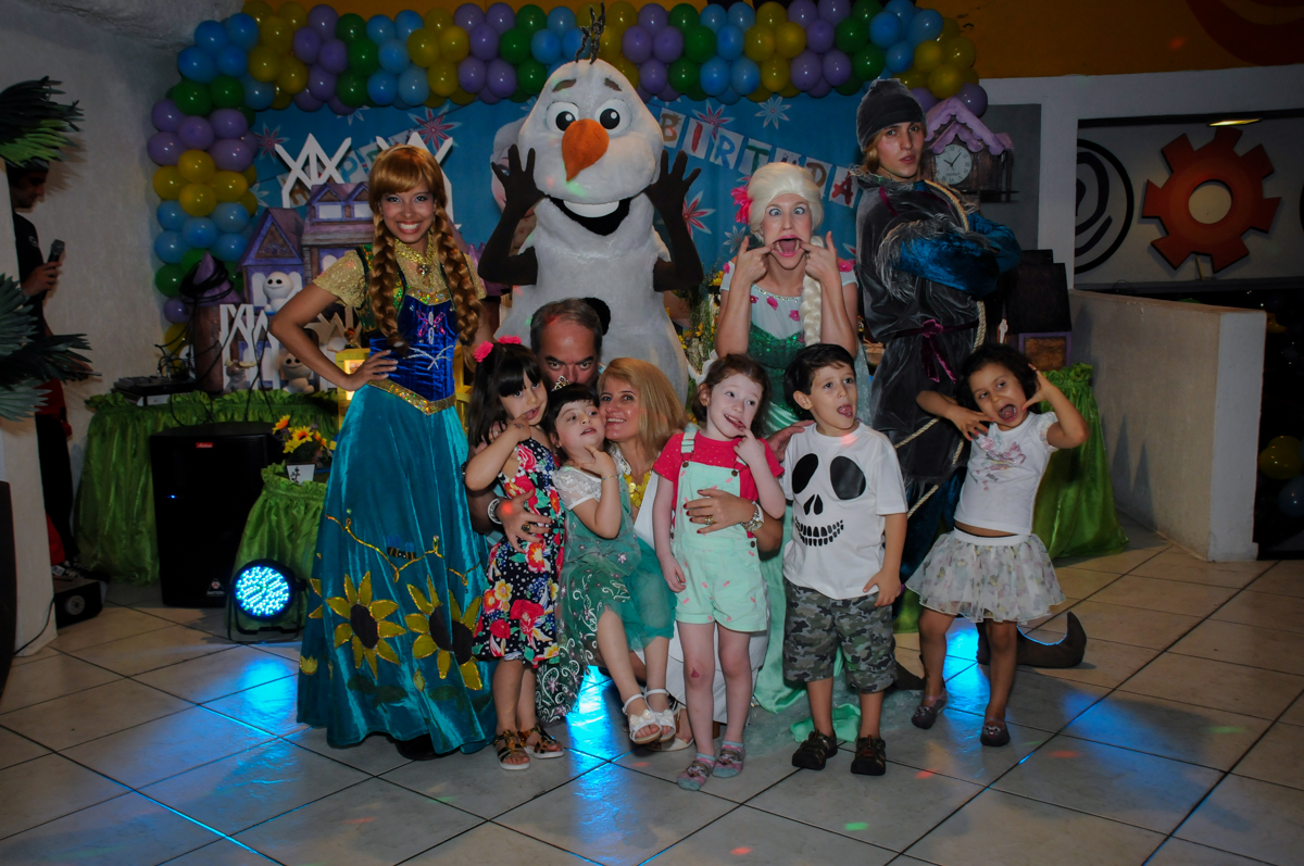 foto de toda a familia com a elsa e ana no Buffet Fabrica da Alegria, Osaco, SP aniversario infantil, Natalia 4 anos, tema da festa Frozen
