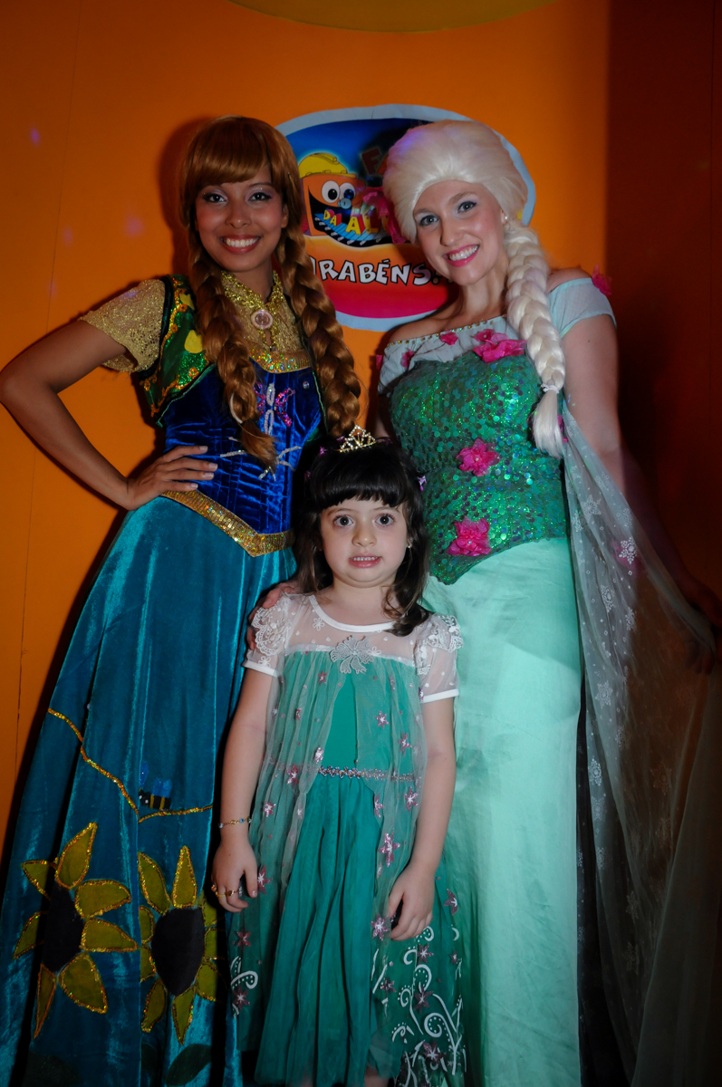 ana e elsa com a aniversariante da maquina do parabens no Buffet Fabrica da Alegria, Osaco, SP aniversario infantil, Natalia 4 anos, tema da festa Frozen