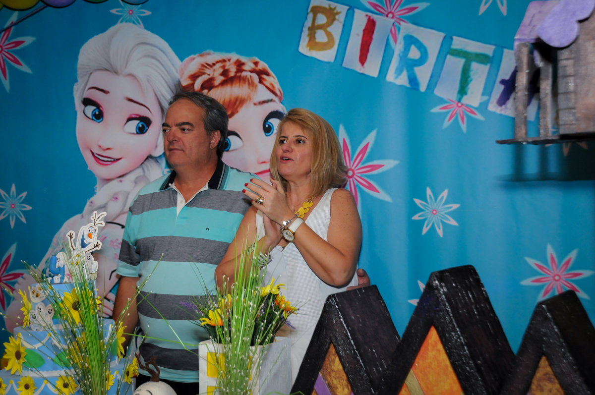 hora de cantar parabens no Buffet Fabrica da Alegria, Osaco, SP aniversario infantil, Natalia 4 anos, tema da festa Frozen