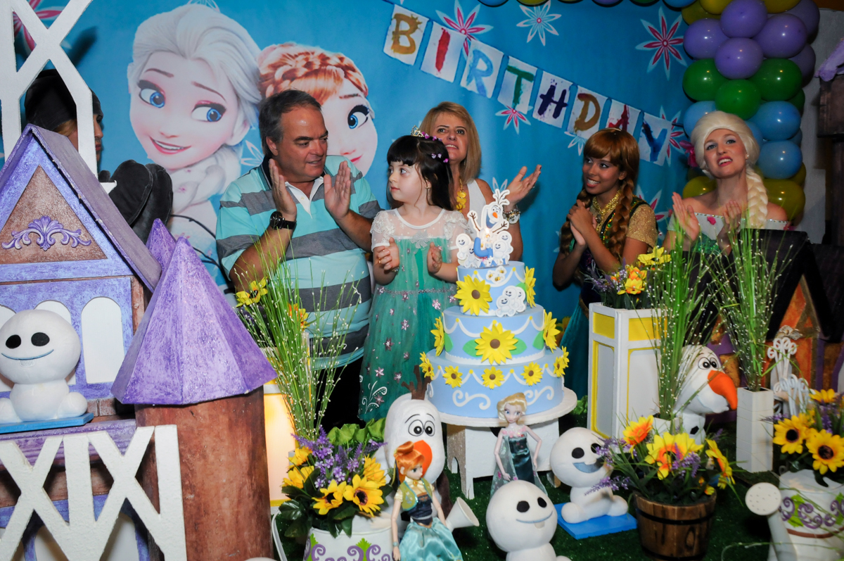 parabens animado no Buffet Fabrica da Alegria, Osaco, SP aniversario infantil, Natalia 4 anos, tema da festa Frozen