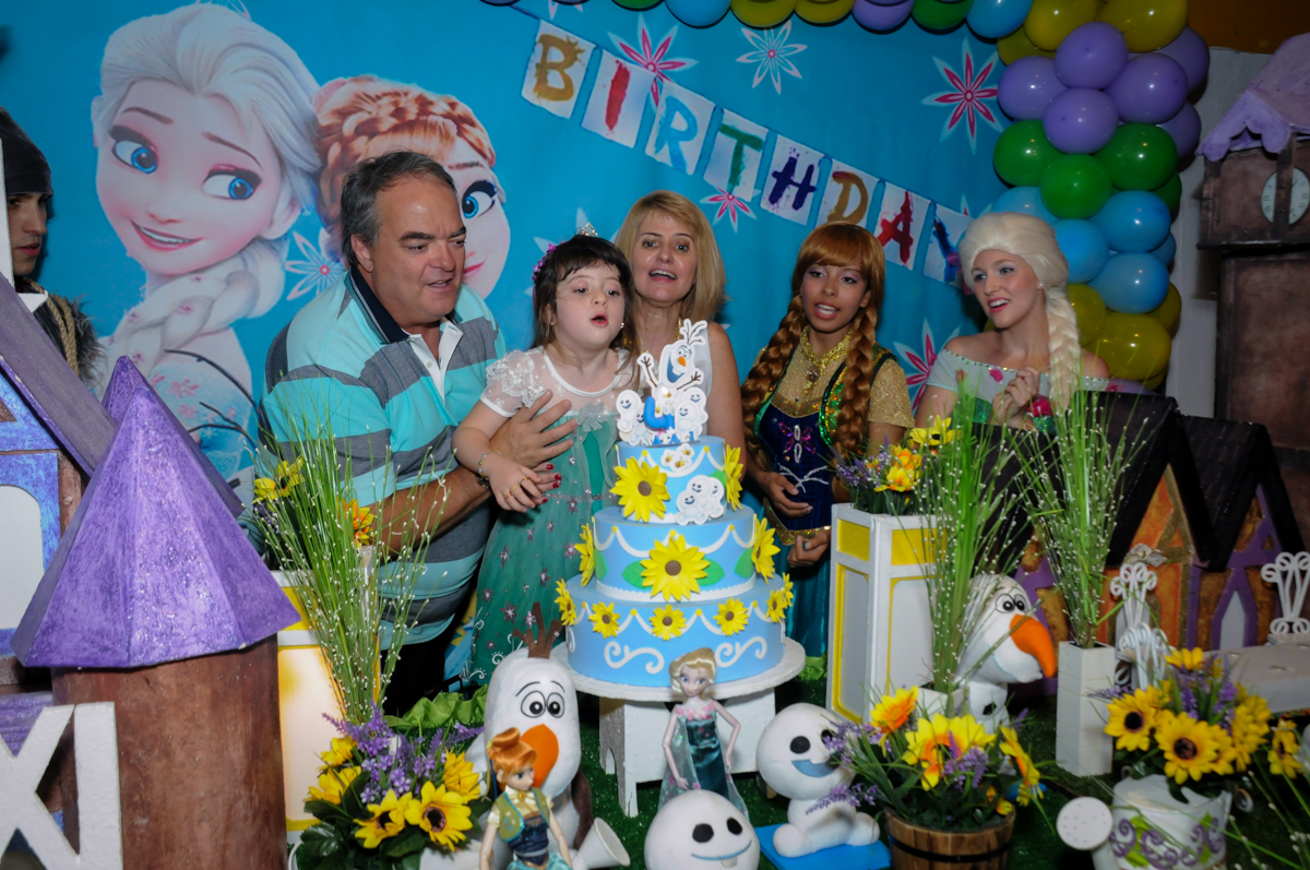 soprando a velinha do bolo no Buffet Fabrica da Alegria, Osaco, SP aniversario infantil, Natalia 4 anos, tema da festa Frozen