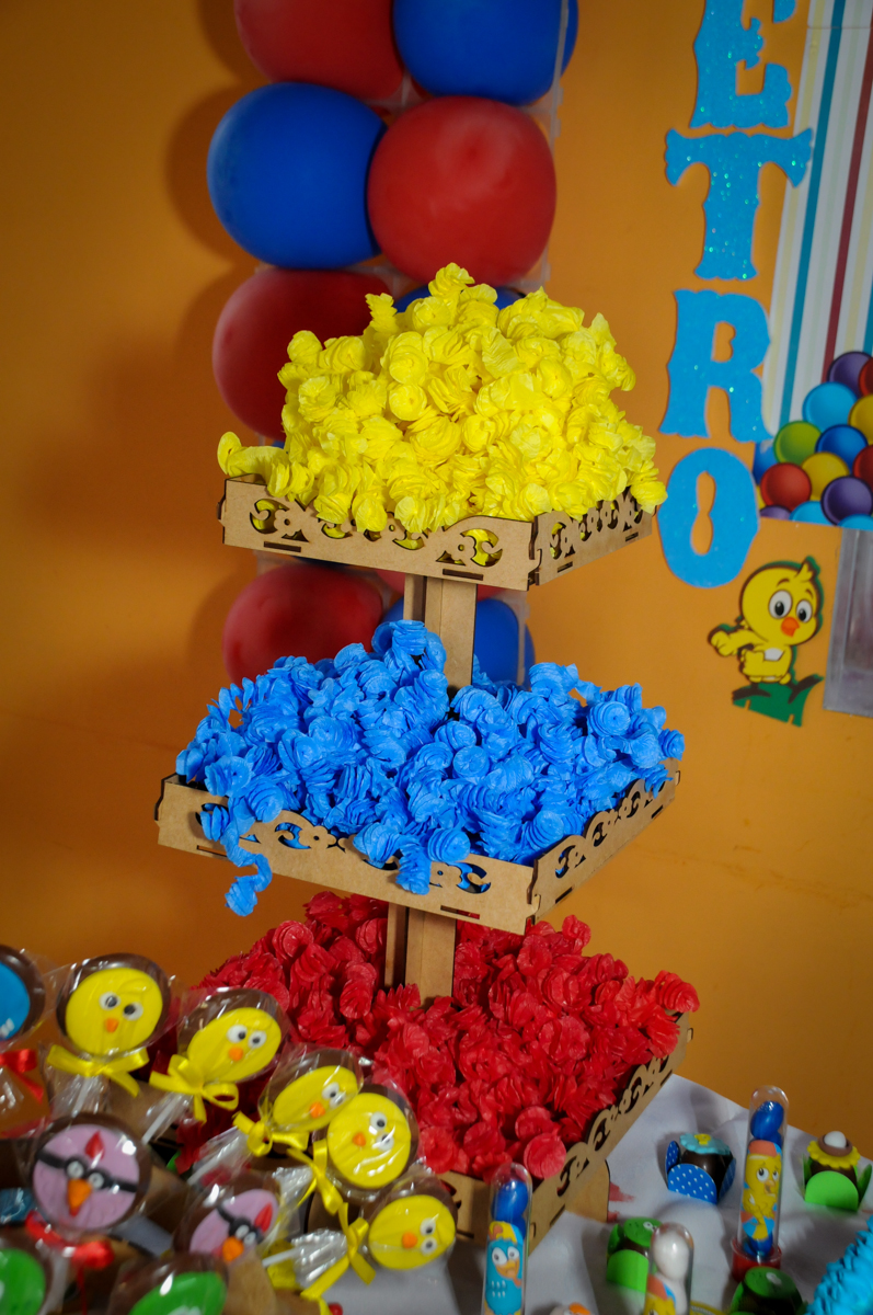 Mesa de doces na Festa Infantil, no condominio Osaco, SP, tema Galinha Pintadinha, Pietro 1 aninho