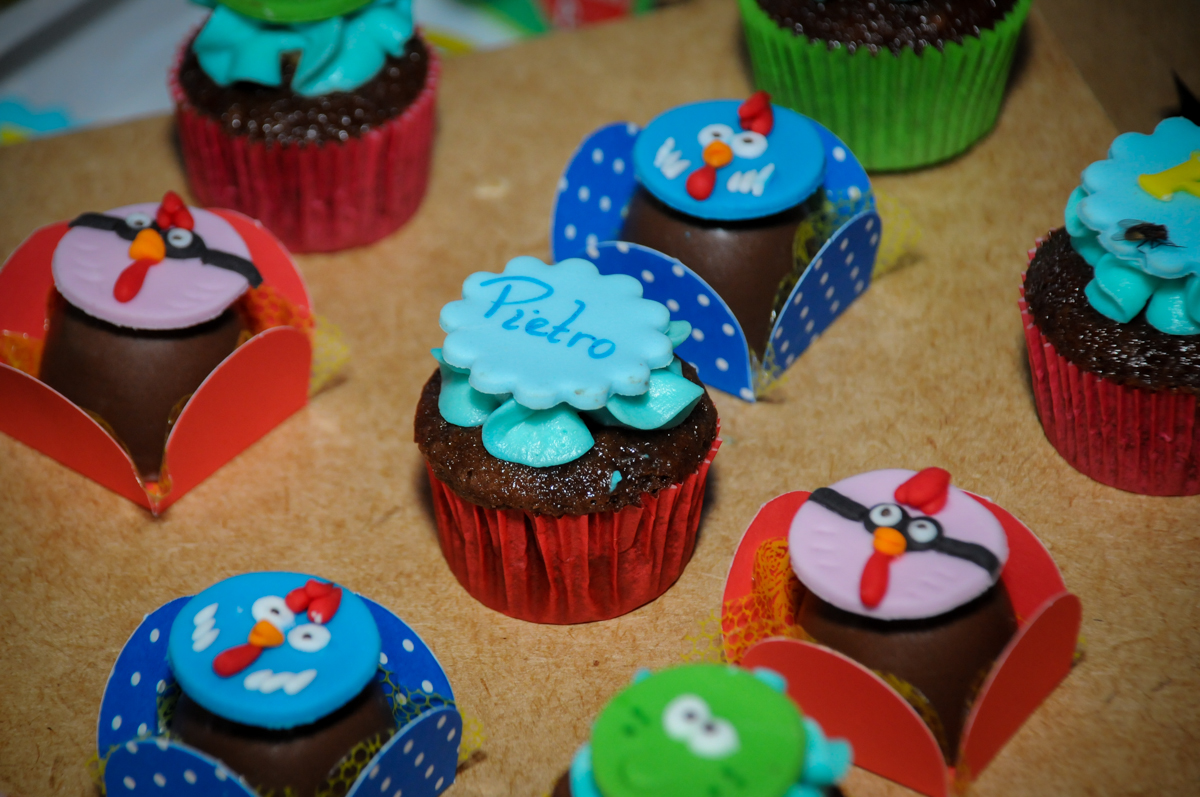 cup cake na Festa Infantil, no condominio Osaco, SP, tema Galinha Pintadinha, Pietro 1 aninho