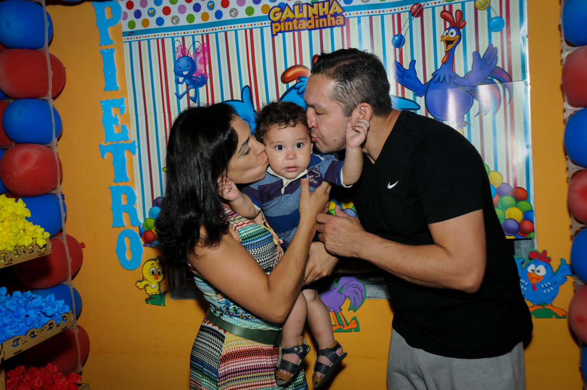 aniversariante ganha beijinho dos pais na Festa Infantil, no condominio Osaco, SP, tema Galinha Pintadinha, Pietro 1 aninho