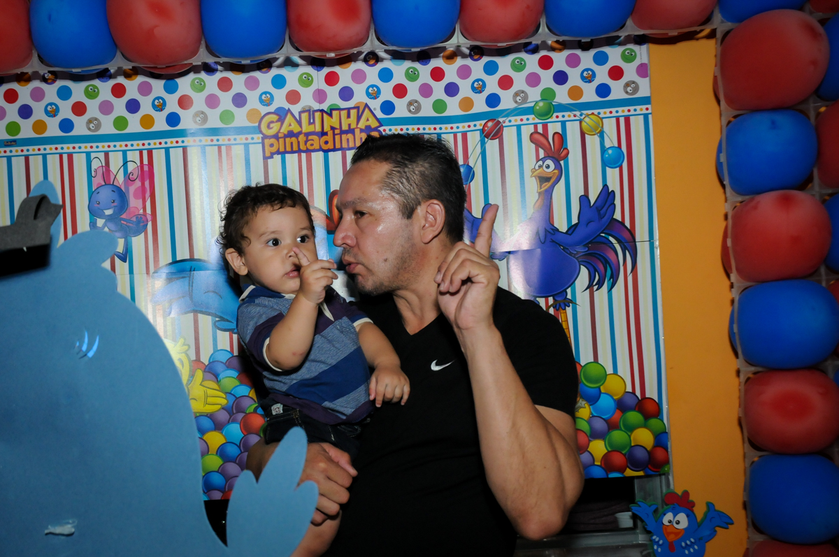 aniversariante treinando 1 aninho na Festa Infantil, no condominio Osaco, SP, tema Galinha Pintadinha, Pietro 1 aninho