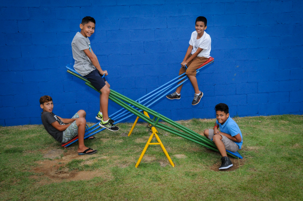 a criancada se diverte no play ground na Festa Infantil, no condominio Osaco, SP, tema Galinha Pintadinha, Pietro 1 aninho