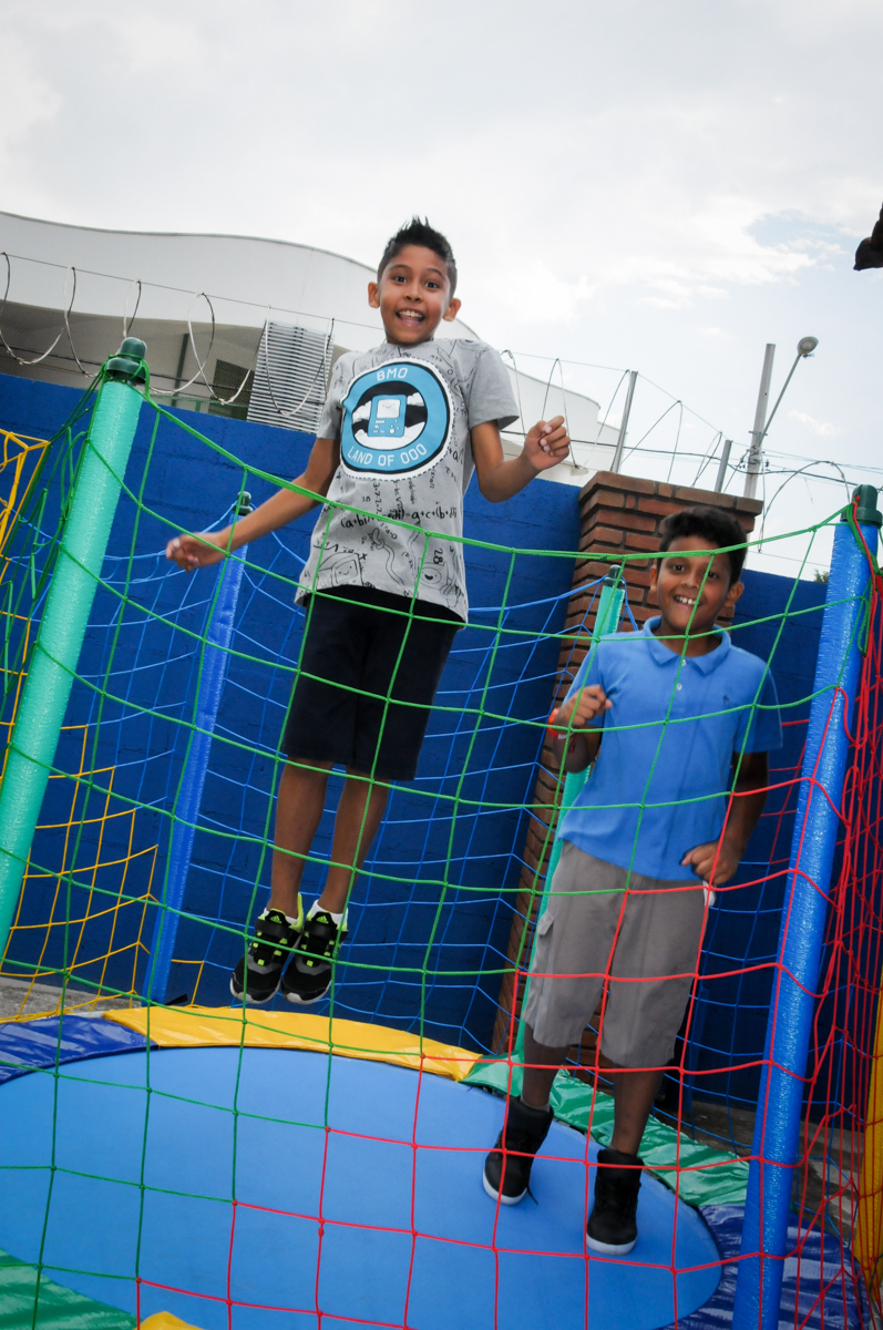diversao na cama elastica na Festa Infantil, no condominio Osaco, SP, tema Galinha Pintadinha, Pietro 1 aninho