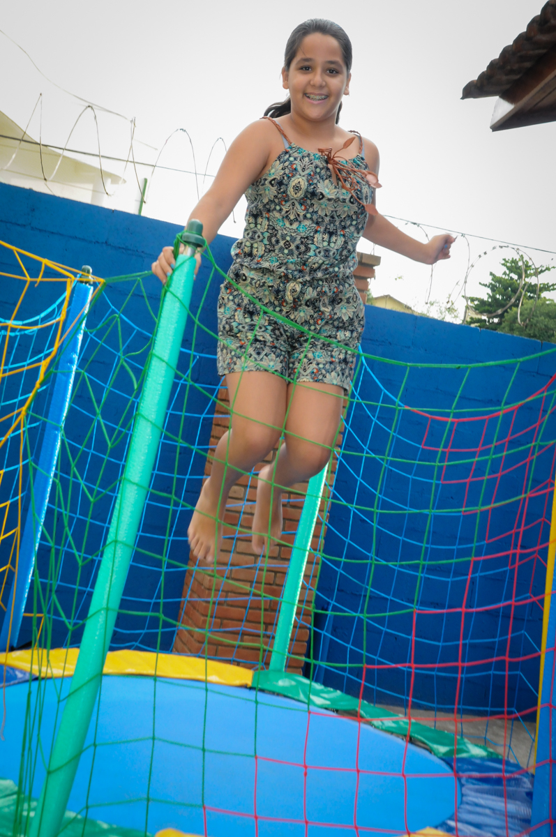 a convidada se diverte na cama elastica na Festa Infantil, no condominio Osaco, SP, tema Galinha Pintadinha, Pietro 1 aninho