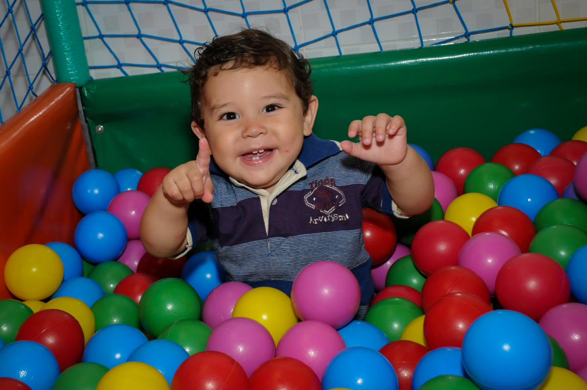 O aniversariante curte a piscina de bolinha na Festa Infantil, no condominio Osaco, SP, tema Galinha Pintadinha, Pietro 1 aninho