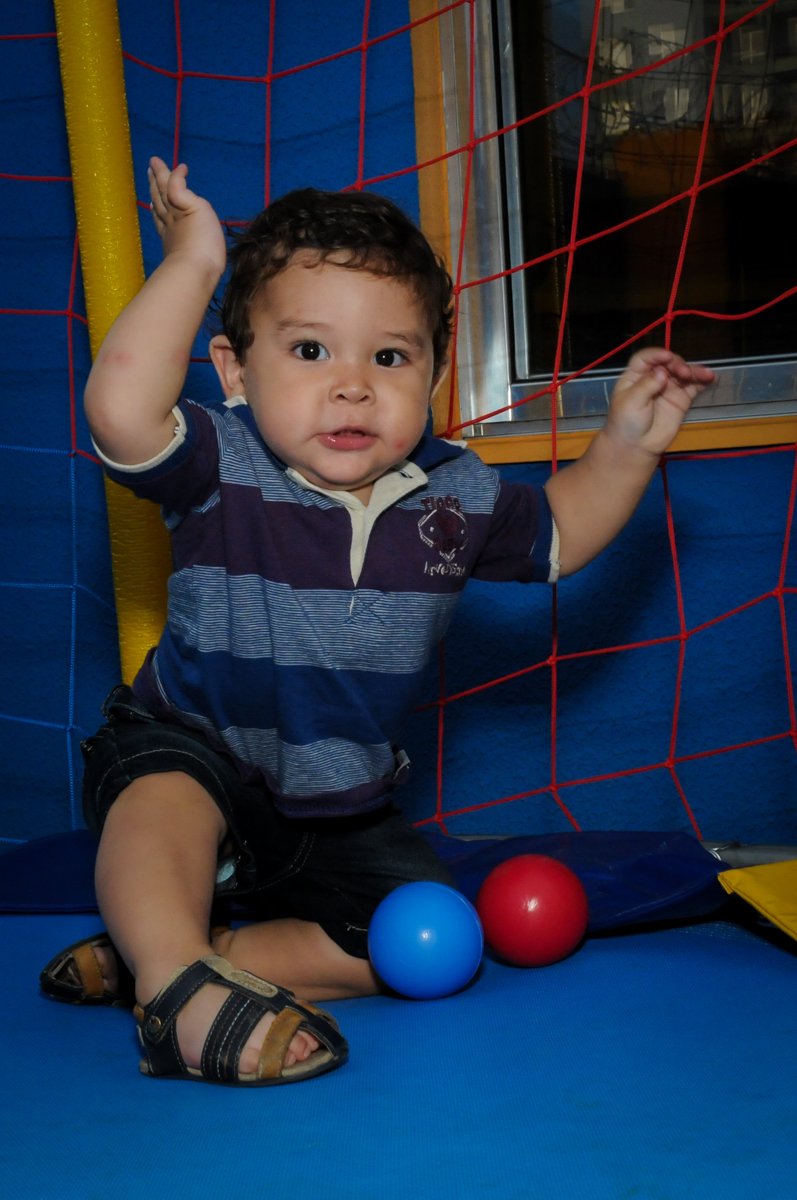 com bolinhas o aniversariante brinca na cama elastica na Festa Infantil, no condominio Osaco, SP, tema Galinha Pintadinha, Pietro 1 aninho