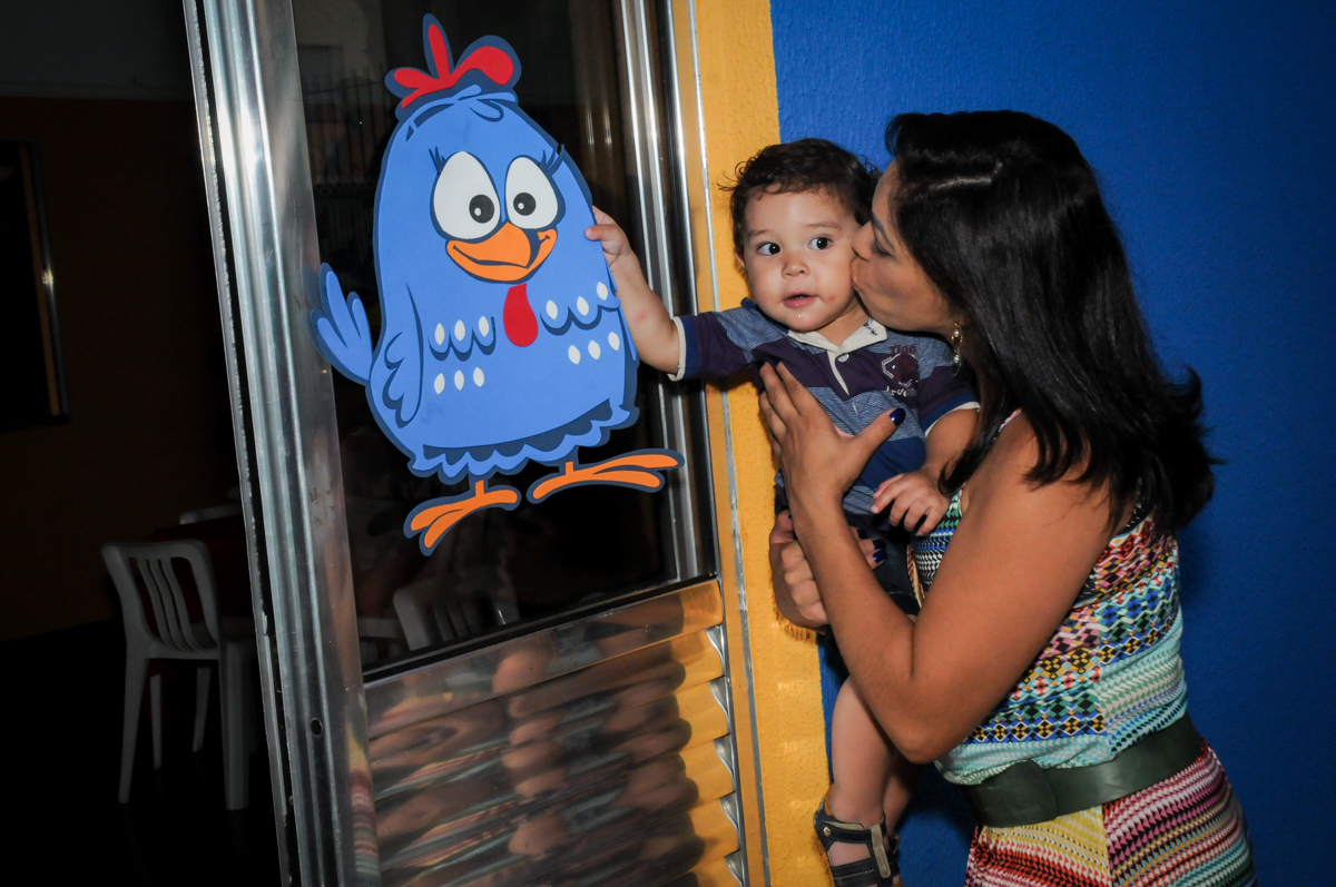 o aniversariante esta encantado com a galinha pintadinha na Festa Infantil, no condominio Osaco, SP, tema Galinha Pintadinha, Pietro 1 aninho