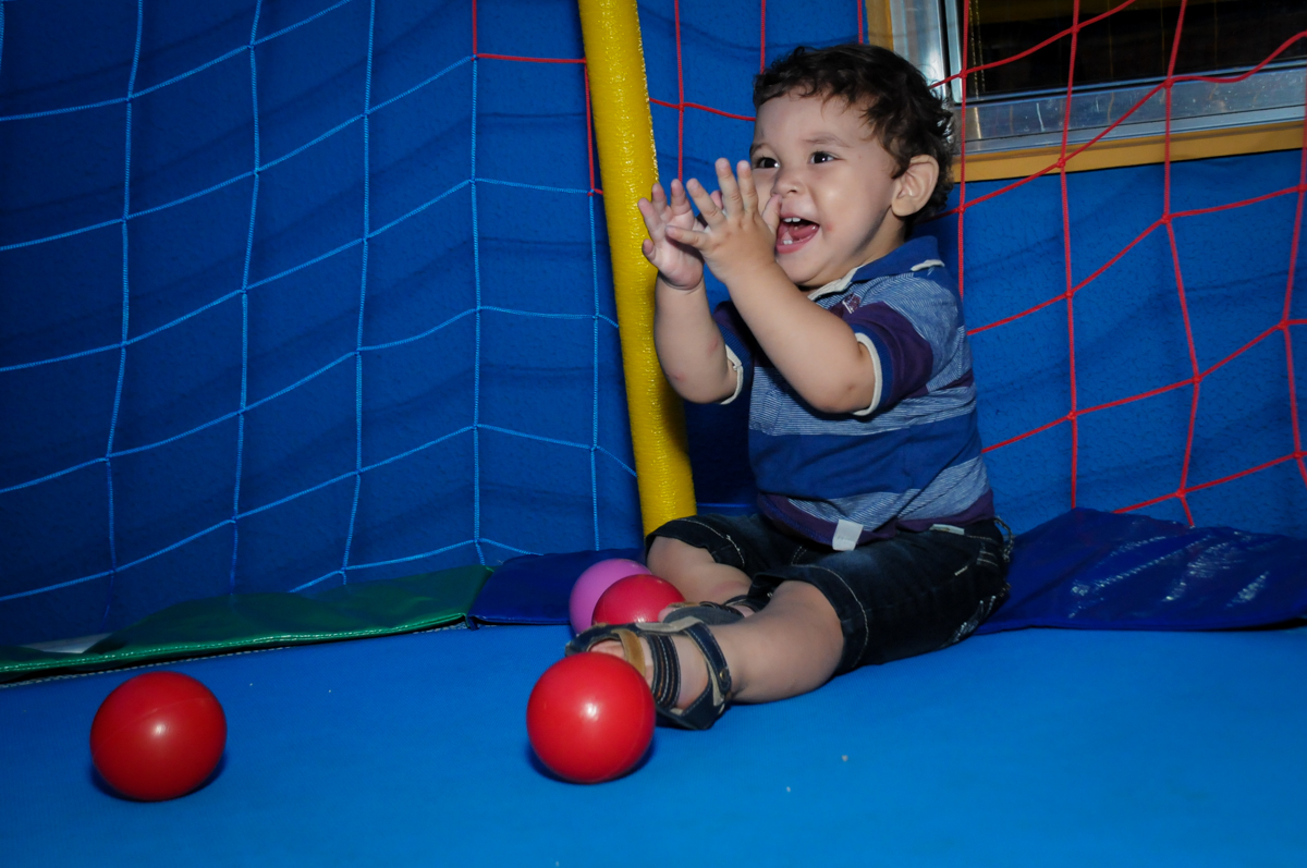 muita alegria e palminhas na cama elastica na Festa Infantil, no condominio Osaco, SP, tema Galinha Pintadinha, Pietro 1 aninho