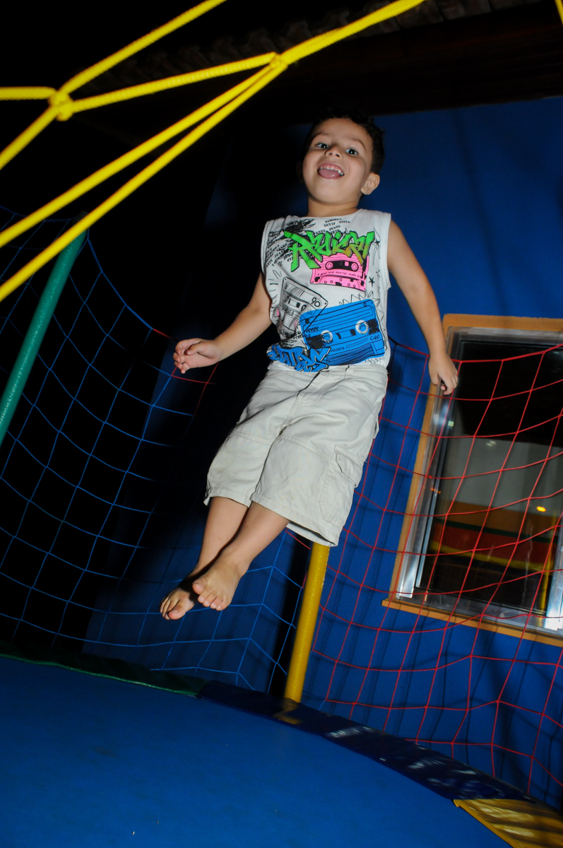o amiguinho se diverte na cama elastica na Festa Infantil, no condominio Osaco, SP, tema Galinha Pintadinha, Pietro 1 aninho