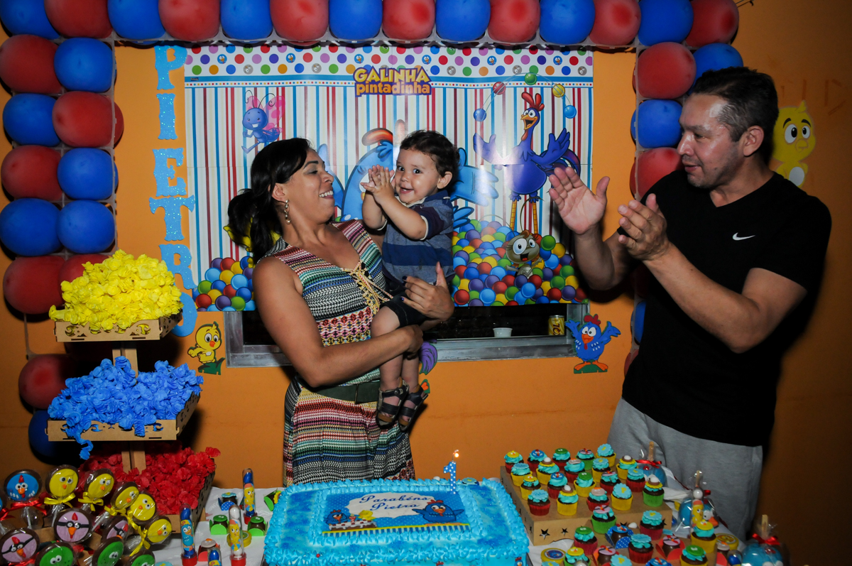 hora de cantar parabens na Festa Infantil, no condominio Osaco, SP, tema Galinha Pintadinha, Pietro 1 aninho