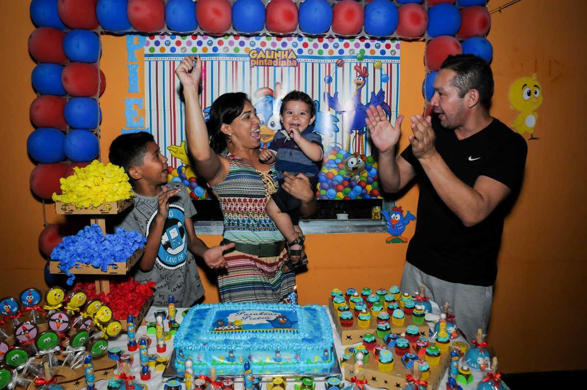 parabens animado na Festa Infantil, no condominio Osaco, SP, tema Galinha Pintadinha, Pietro 1 aninho