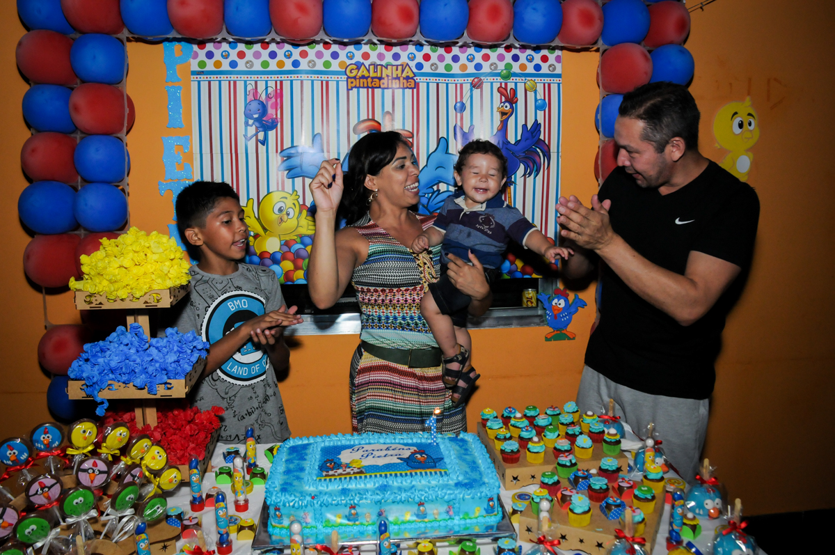 muita alegria no parabens na Festa Infantil, no condominio Osaco, SP, tema Galinha Pintadinha, Pietro 1 aninho
