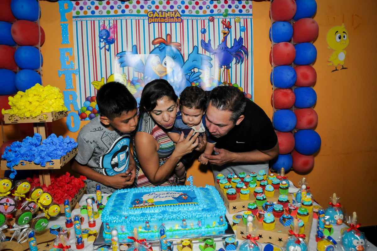 soprando a velinha do bolo na Festa Infantil, no condominio Osaco, SP, tema Galinha Pintadinha, Pietro 1 aninho