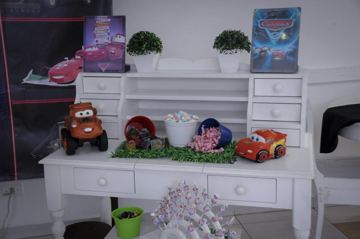 detalhes da mesa decorada no  buffet feliz da vida, festa infantil Théo 3 aninhos, tema da festa carros