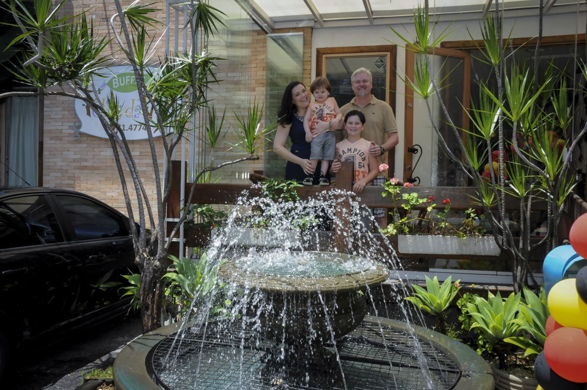 foto da família no  buffet feliz da vida, festa infantil Théo 3 aninhos, tema da festa carros