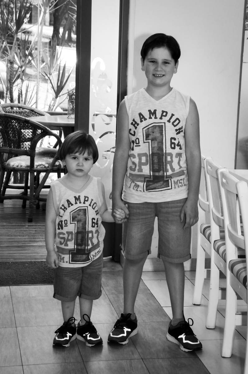 fotos dos irmãos no  buffet feliz da vida, festa infantil Théo 3 aninhos, tema da festa carros