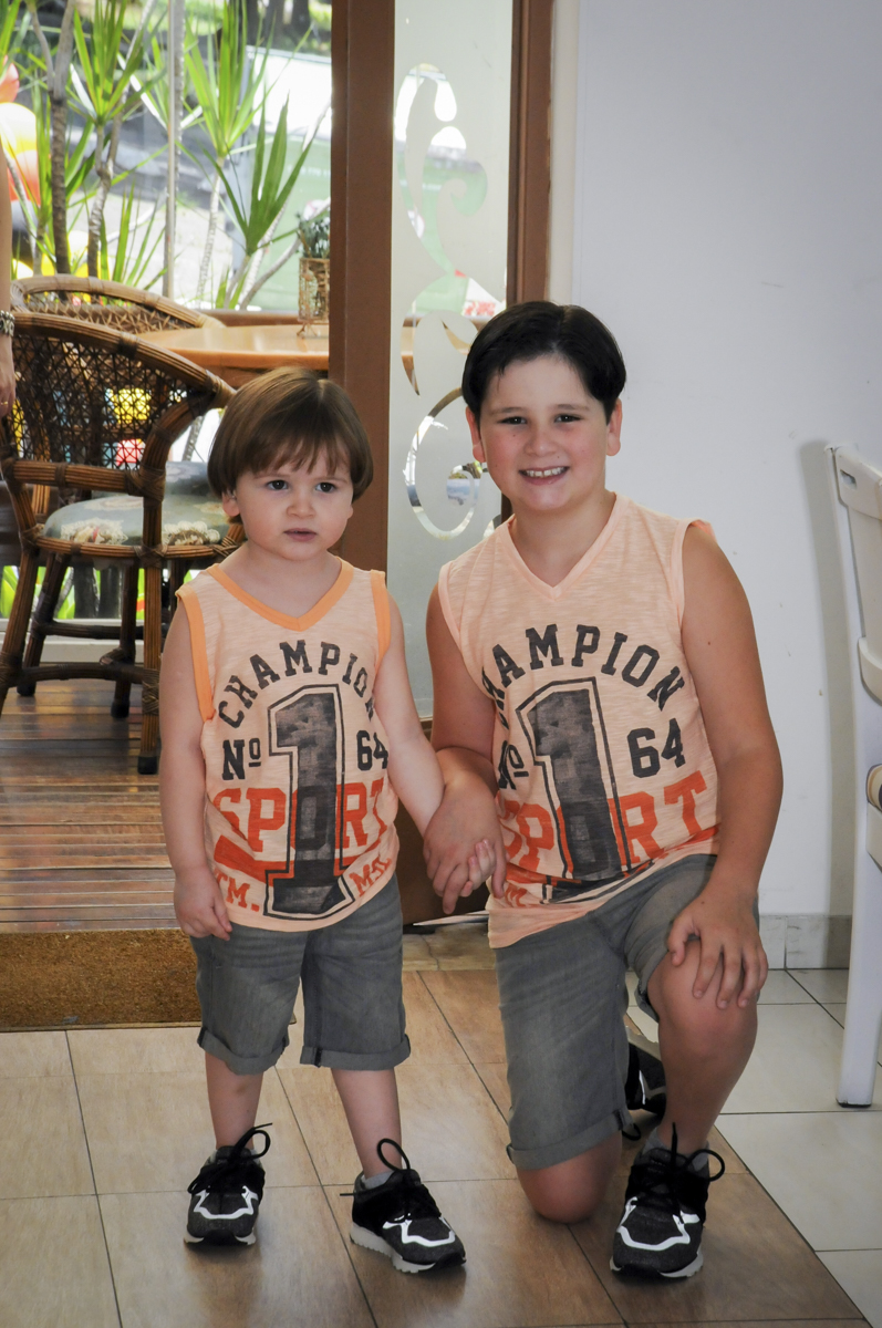 irmãos sendo fotografado no  buffet feliz da vida, festa infantil Théo 3 aninhos, tema da festa carros