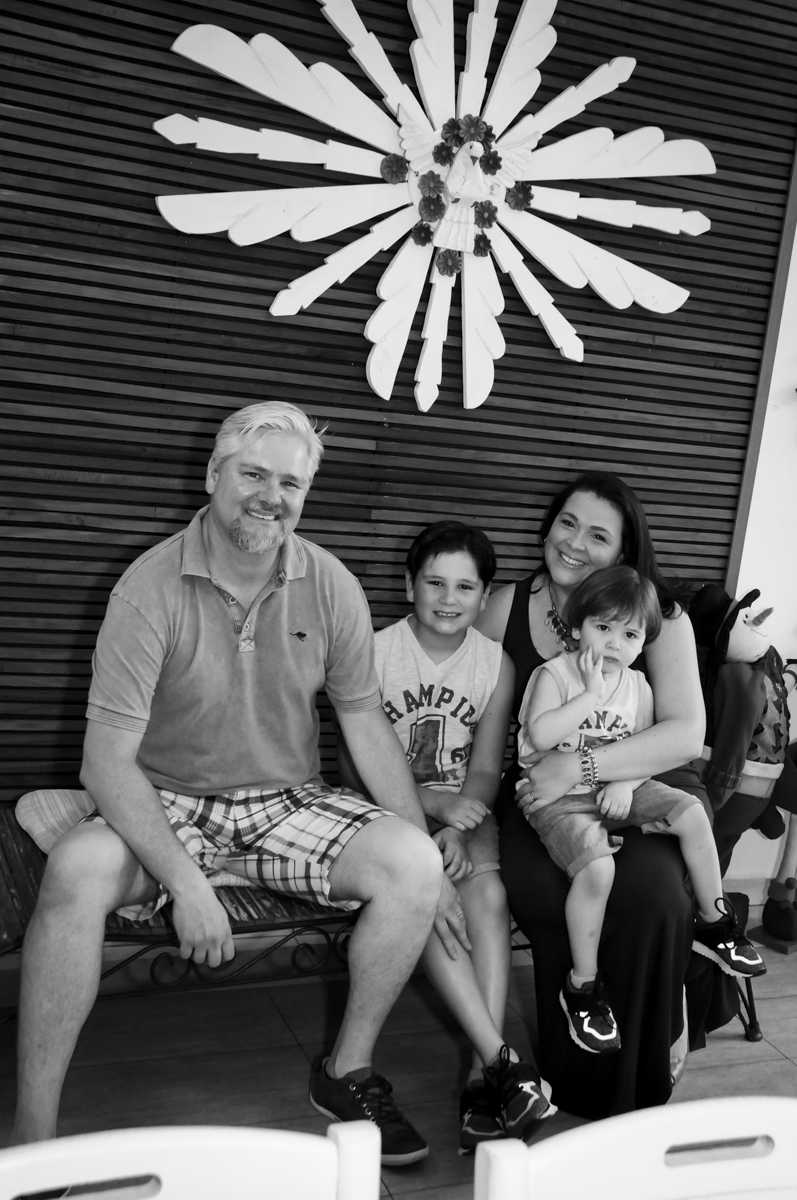 a família aguardando o inicio da fesra no  buffet feliz da vida, festa infantil Théo 3 aninhos, tema da festa carros