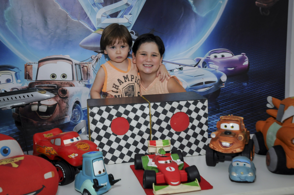 irmãos unidos para curtir a festa no  buffet feliz da vida, festa infantil Théo 3 aninhos, tema da festa carros
