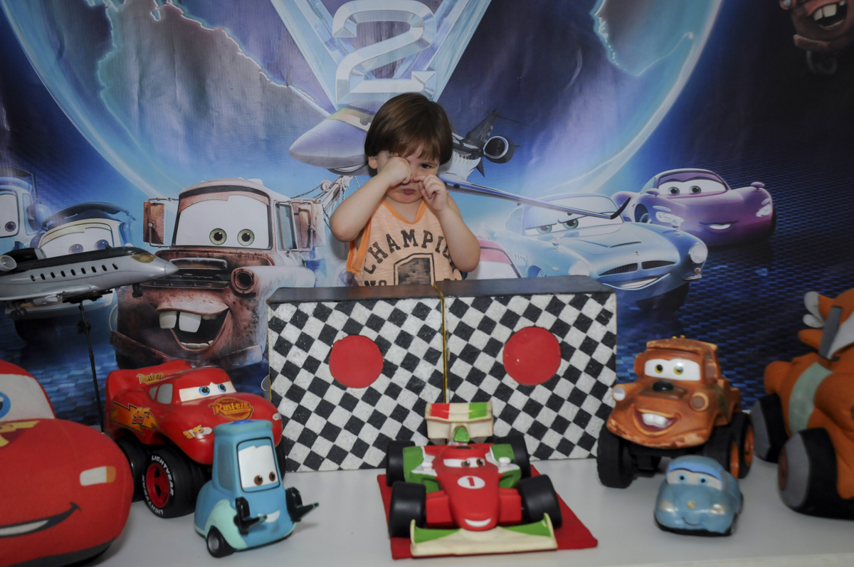 pose para foto do aniversariante no  buffet feliz da vida, festa infantil Théo 3 aninhos, tema da festa carros
