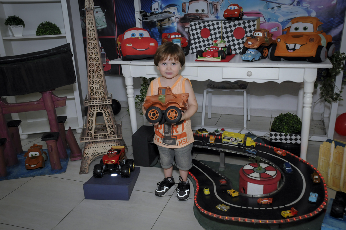 aniversariante brinca com os carros no  buffet feliz da vida, festa infantil Théo 3 aninhos, tema da festa carros