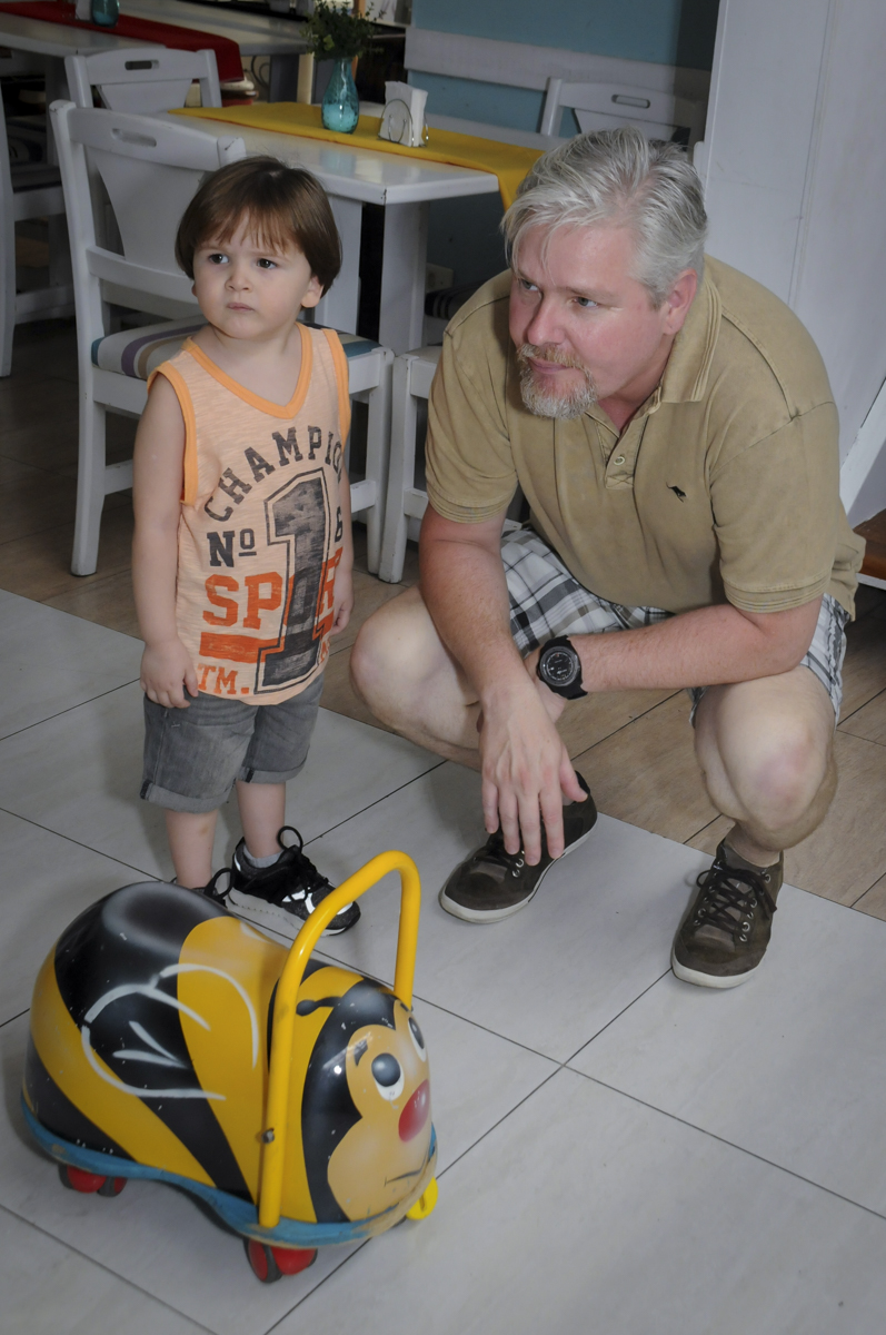 o aniversariante e seu pai observa o irmão brincar no  buffet feliz da vida, festa infantil Théo 3 aninhos, tema da festa carros