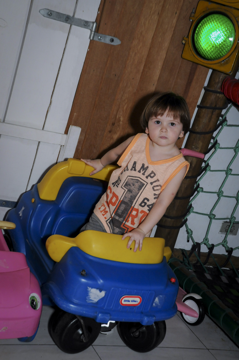 hora de brincar de frentista no posto de gasolina no  buffet feliz da vida, festa infantil Théo 3 aninhos, tema da festa carros