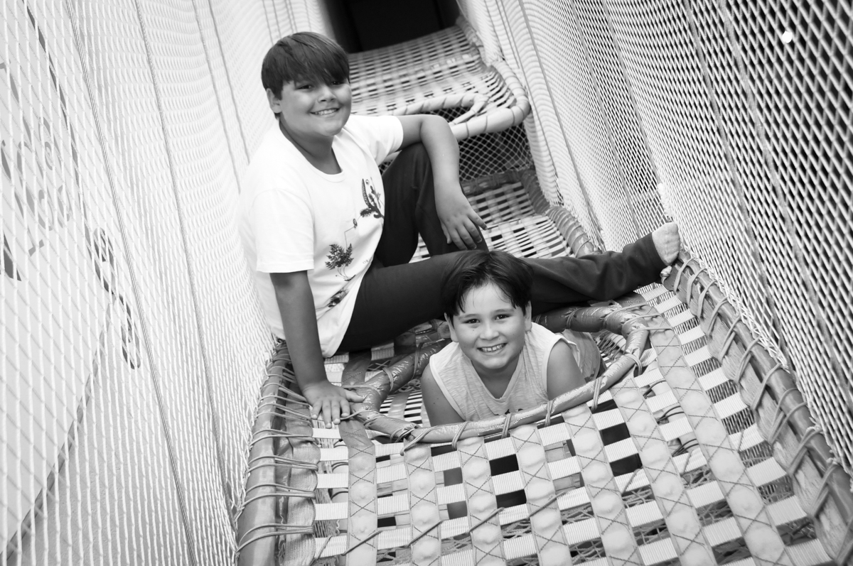 O irmão do aniversariante brinca com o amigo no brinquedão no  buffet feliz da vida, festa infantil Théo 3 aninhos, tema da festa carros