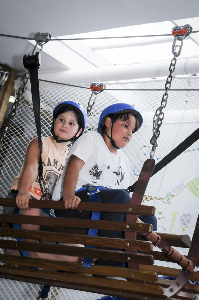 a brincadeira na tirolesa é animada no  buffet feliz da vida, festa infantil Théo 3 aninhos, tema da festa carros
