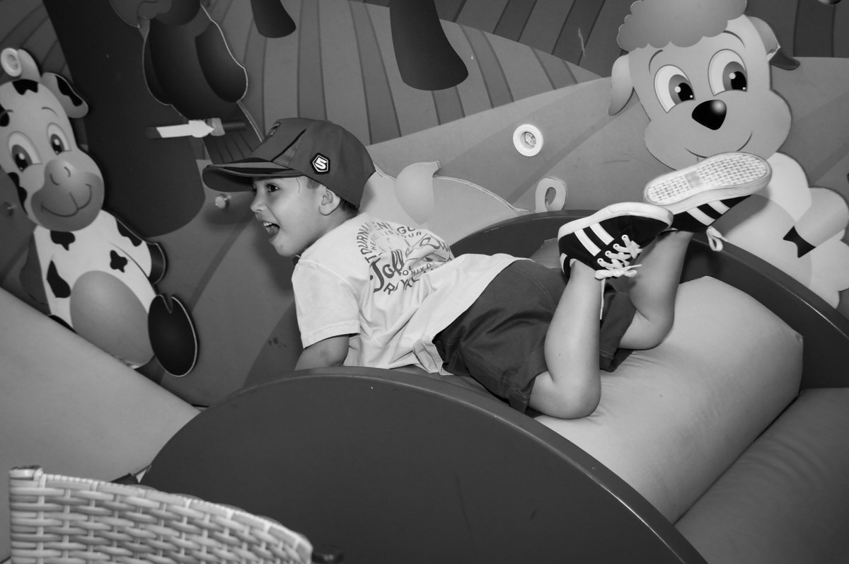 convidado brinca na área baby no  buffet feliz da vida, festa infantil Théo 3 aninhos, tema da festa carros