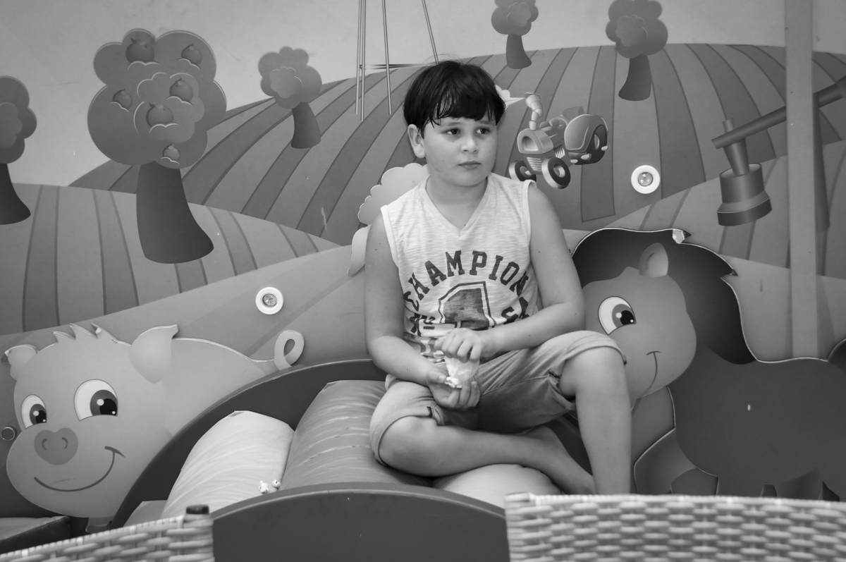 o irmão do aniversariante também gosta de brincar na área baby no  buffet feliz da vida, festa infantil Théo 3 aninhos, tema da festa carros