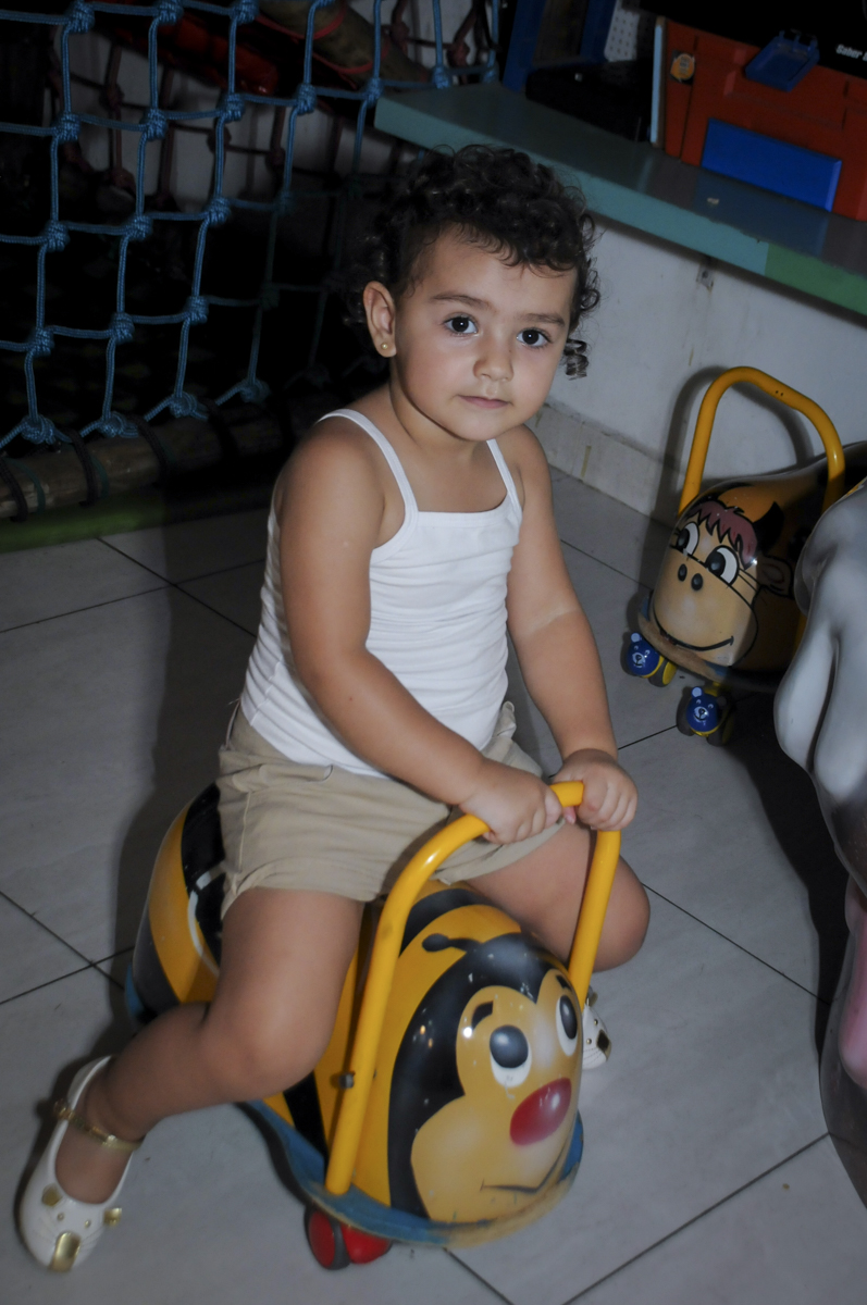 amiguinha curte brincar com a abelhinha no  buffet feliz da vida, festa infantil Théo 3 aninhos, tema da festa carros