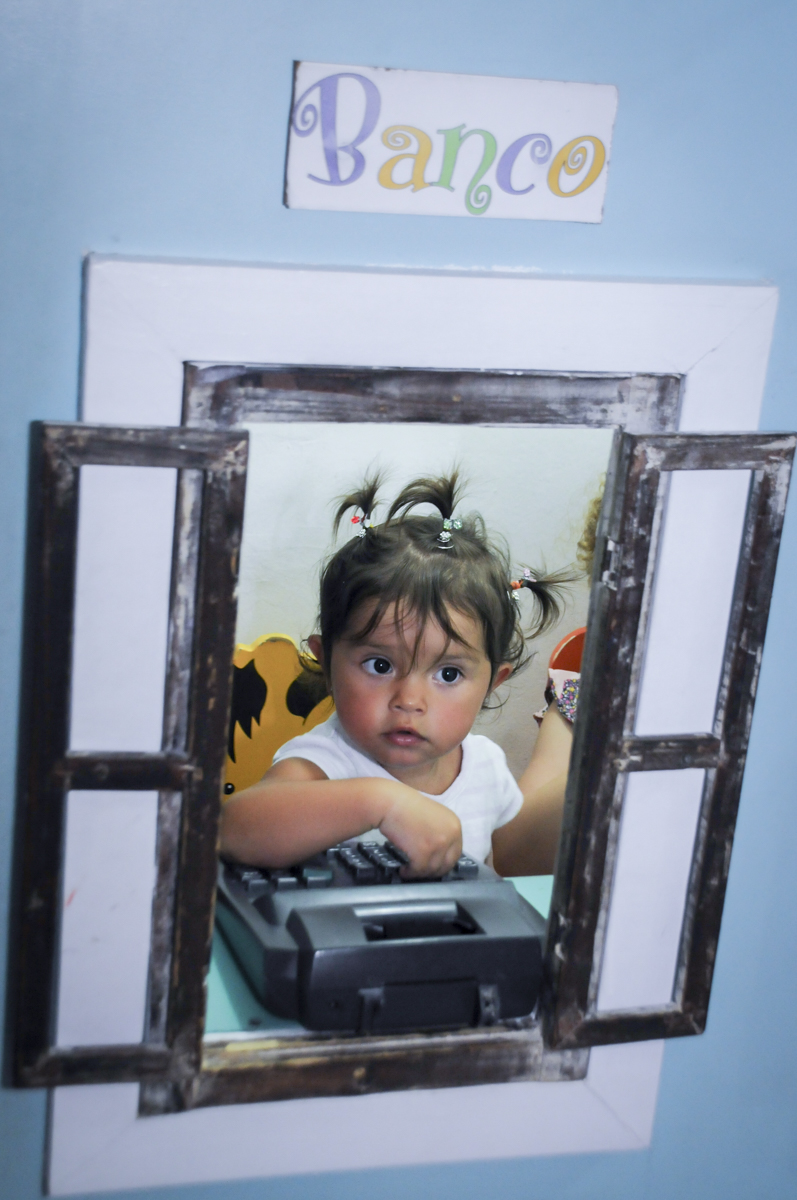 a bancária se concentra no caixa do banco no  buffet feliz da vida, festa infantil Théo 3 aninhos, tema da festa carros