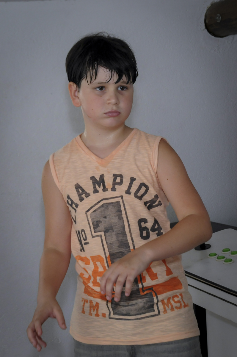 irmão do aniversariante está adorando a festa infantil no  buffet feliz da vida, festa infantil Théo 3 aninhos, tema da festa carros