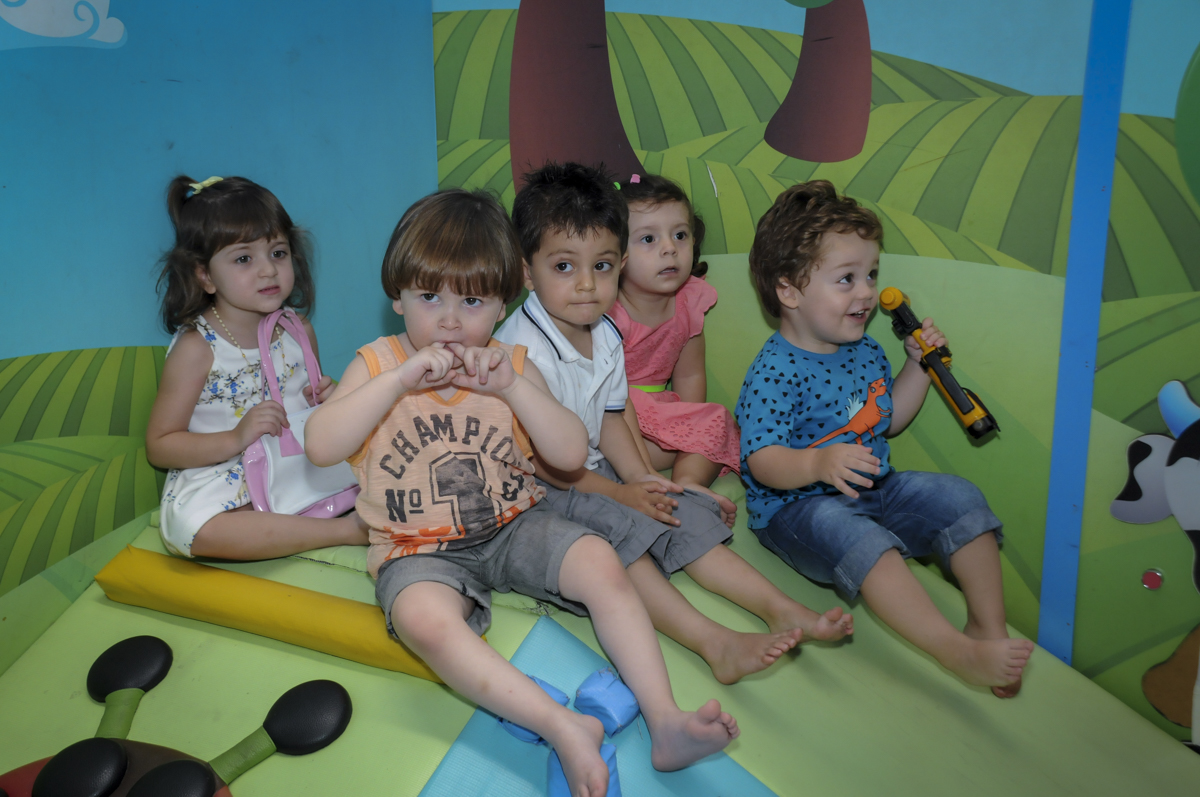 foto da turminha bagunçando na área baby no  buffet feliz da vida, festa infantil Théo 3 aninhos, tema da festa carros
