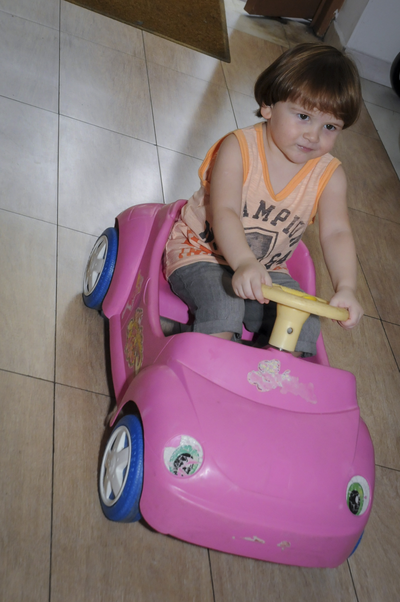 hora de dar uma voltinha no carrinho no  buffet feliz da vida, festa infantil Théo 3 aninhos, tema da festa carros
