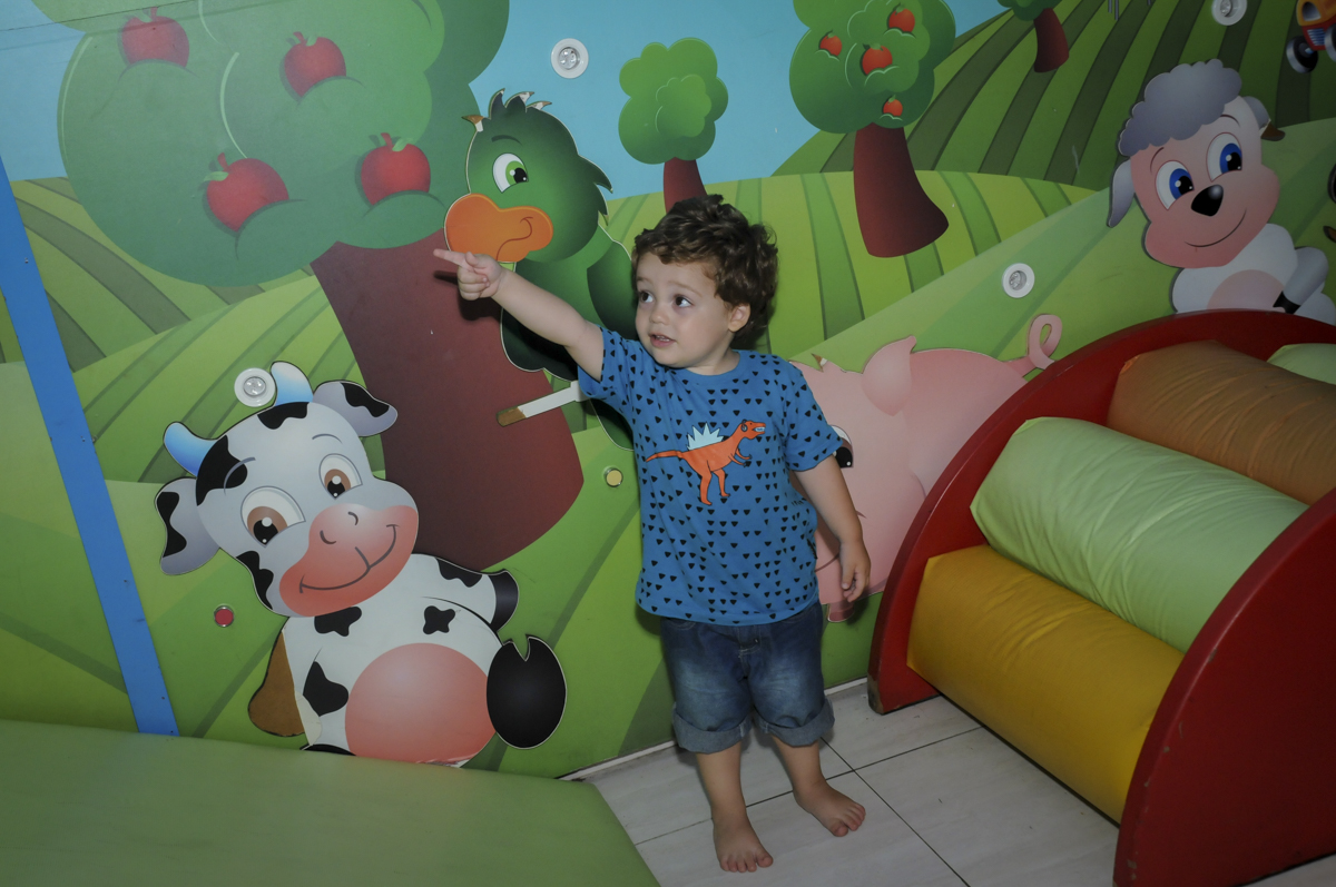 amiguinho brinca na área baby no  buffet feliz da vida, festa infantil Théo 3 aninhos, tema da festa carros