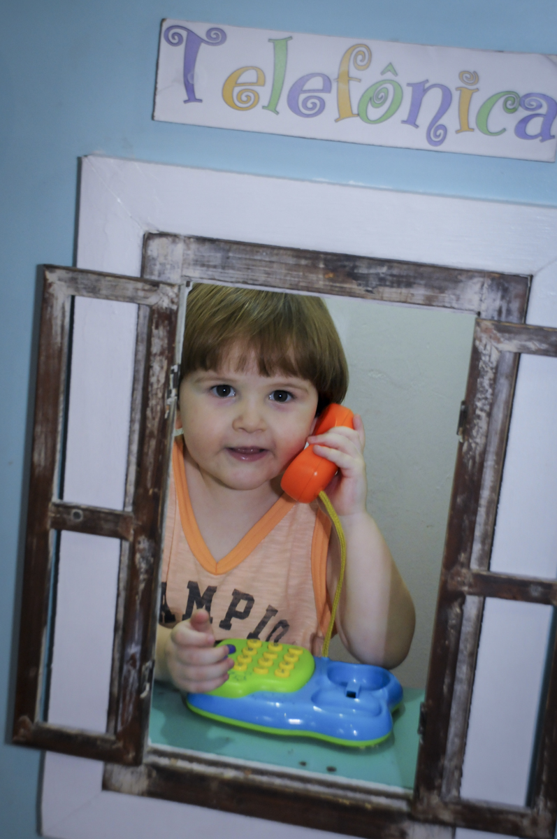 vez do aniversariante brincar falando ao telefone no  buffet feliz da vida, festa infantil Théo 3 aninhos, tema da festa carros