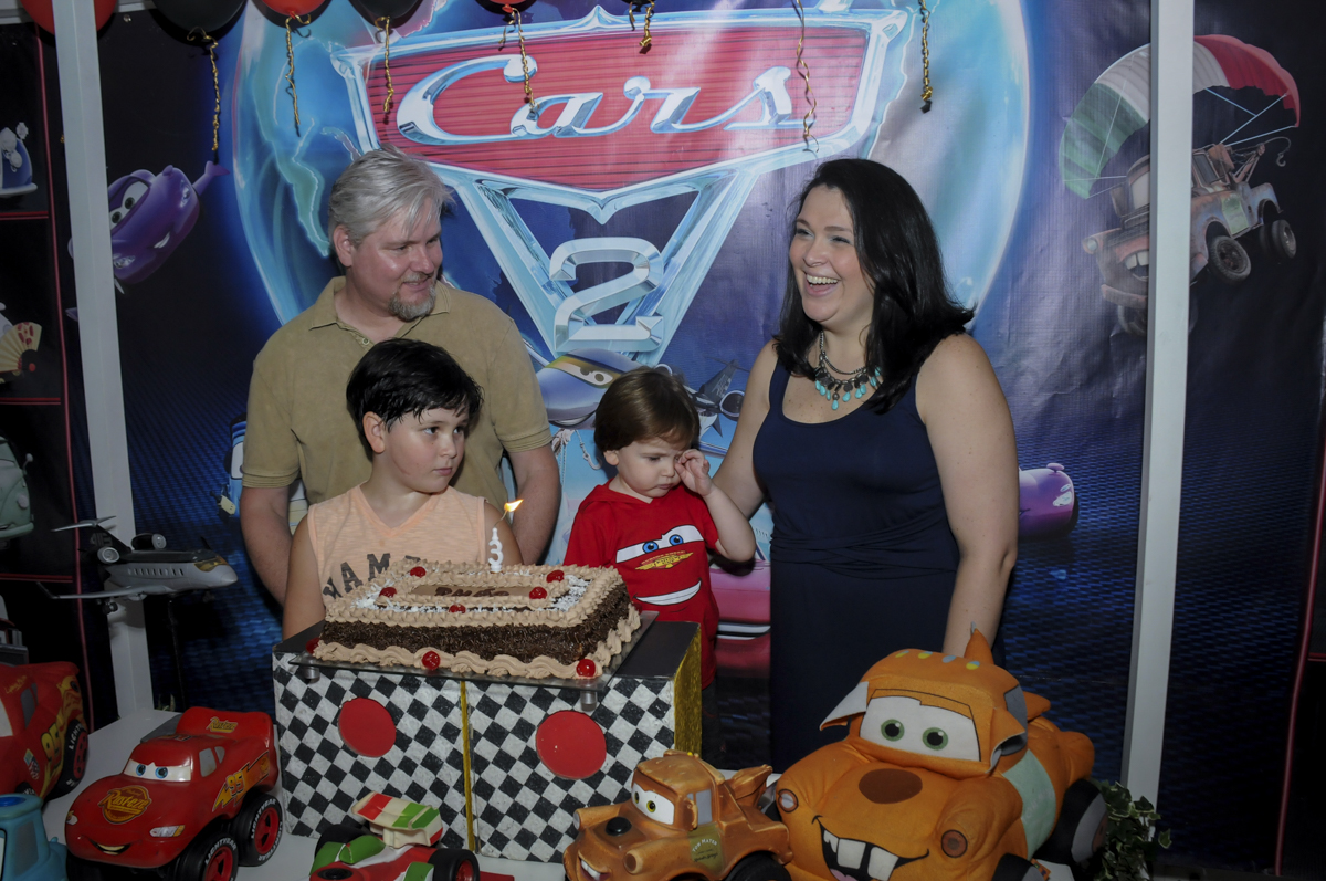 vai começar o parabéns no  buffet feliz da vida, festa infantil Théo 3 aninhos, tema da festa carros