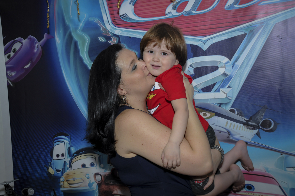 abraço gostoso da mamãe no aniversariante no  buffet feliz da vida, festa infantil Théo 3 aninhos, tema da festa carros