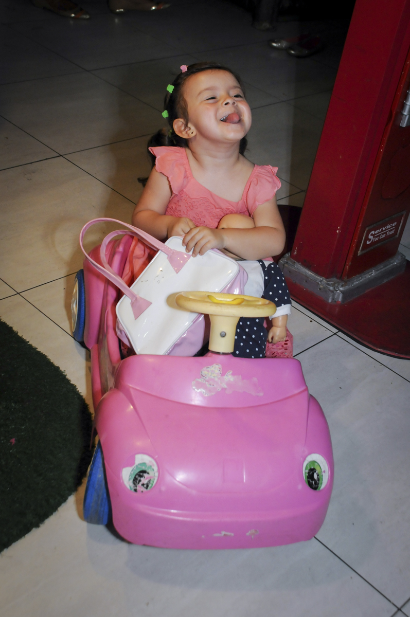 foto fazendo caret no  buffet feliz da vida, festa infantil Théo 3 aninhos, tema da festa carros